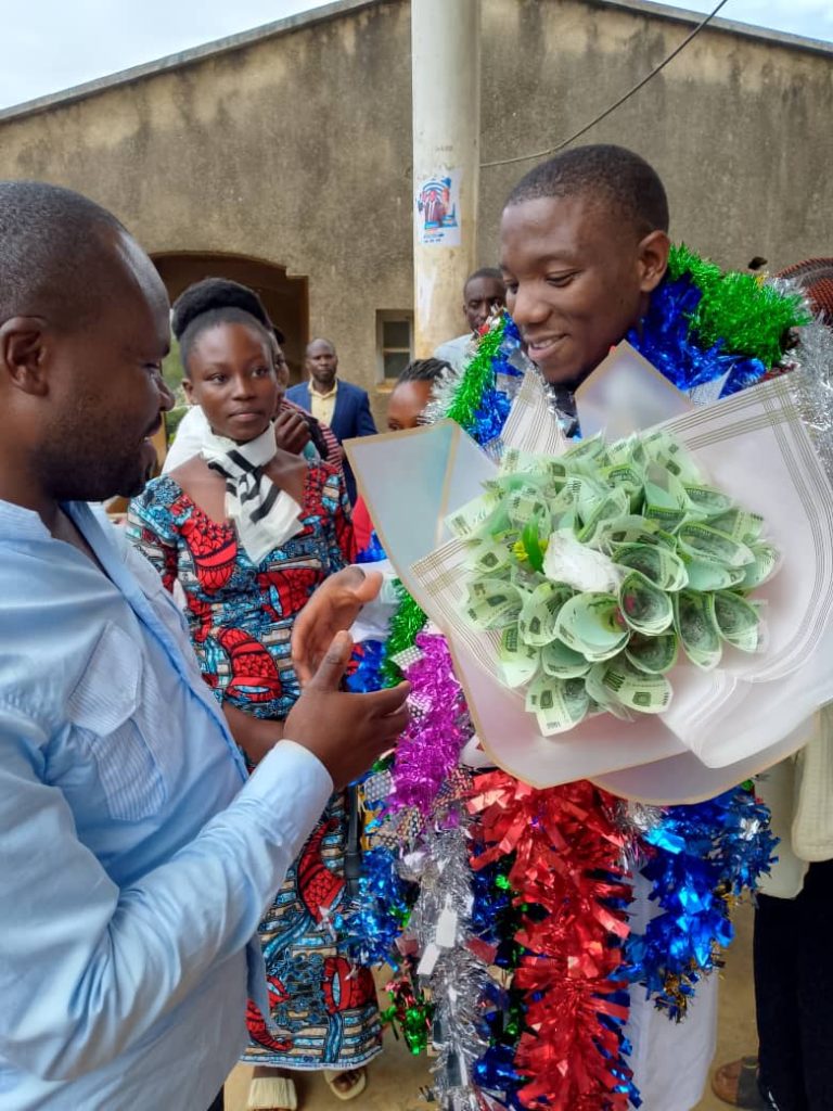 RD Congo : à Manguredjipa, l&rsquo;ancien chef de secteur des Bapere KOMBI NEPA NEPA est allé à la rescousse des Étudiants de l&rsquo;axe routier Butembo-Manguredjipa | RFE1-NEWS