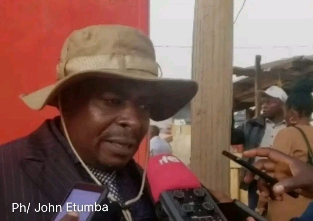 Image montrant le chef de secteur des Bapere en pleine interview avec la presse locale. Crédit photo : John Etumba