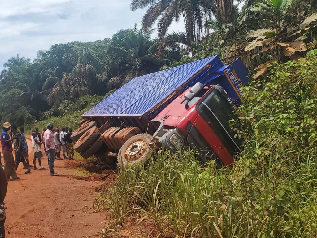 RD Congo : un camion semi-remorque s&rsquo;est renversé à l’entrée du village de BABAMA à 16 km d&rsquo;EPULU dans la RFO sur la RN4 | RFE1-NEWS
